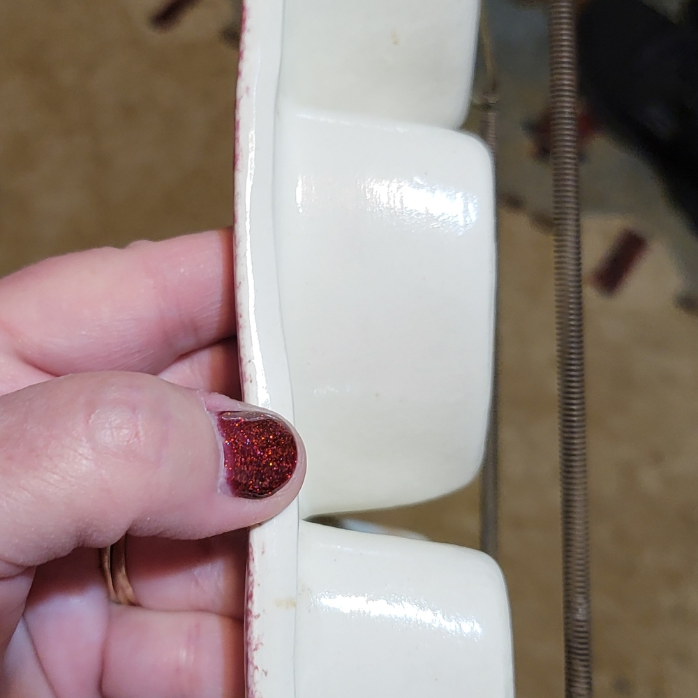 Chaparrel Pottery Heart-Shaped Ceramic Muffin Tray With Hanger - Picture 3 of 3